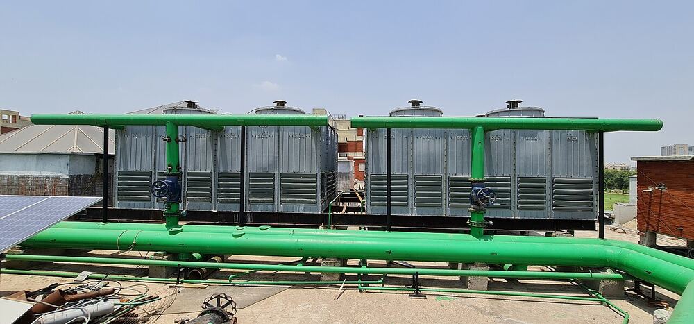 Induced draft cooling tower